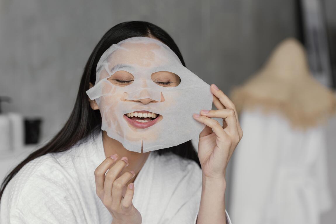 Mujer con mascarilla facial
