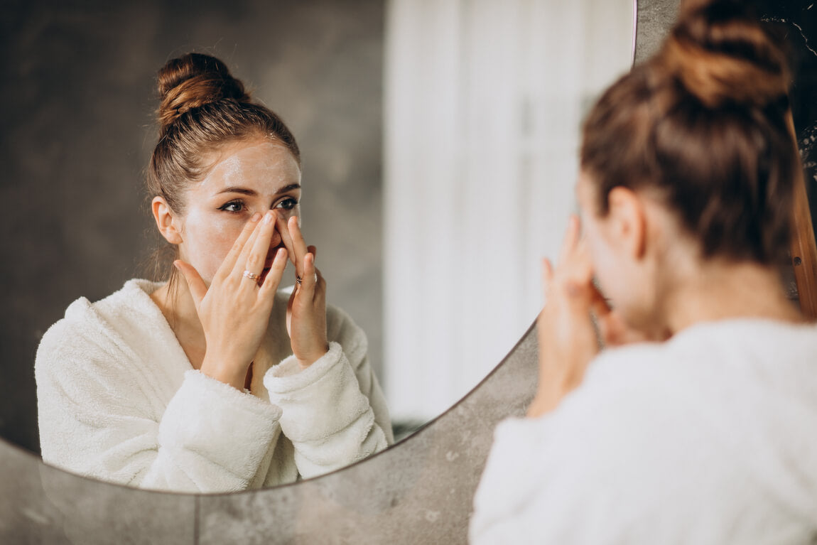 Mujer aplicando limpiador facial rutina de skincare
