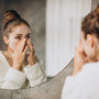 Mujer aplicando limpiador facial rutina de skincare