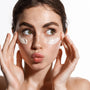 Mujer utilizando cremas faciales