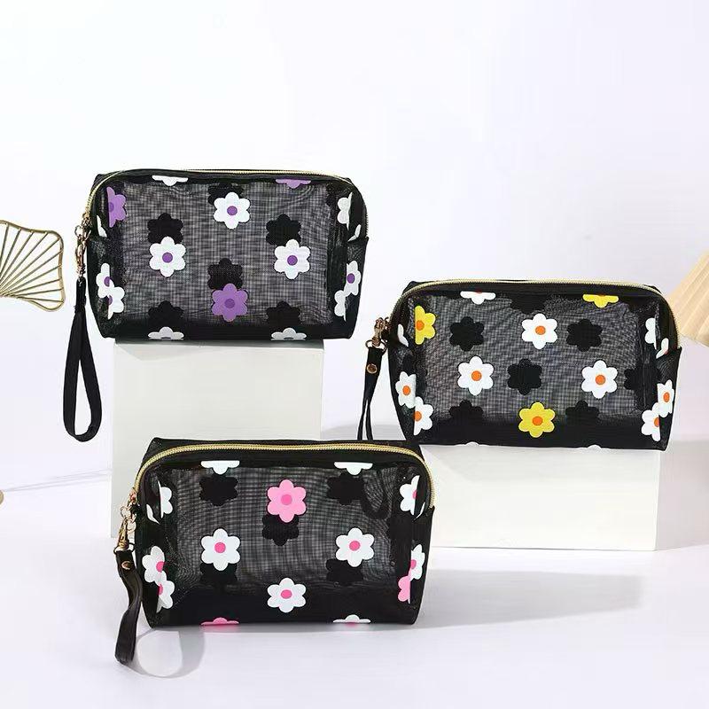Cosmetiquero con diseño de flores