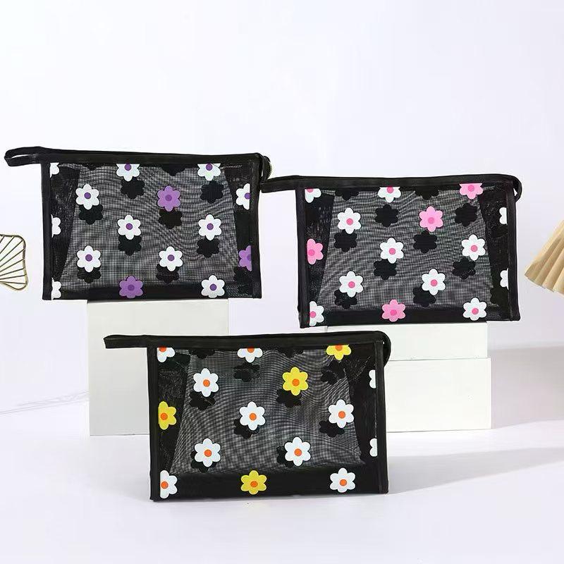 Cosmetiquero con diseño de flores